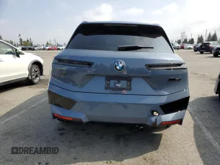 2023 BMW iX M60 z VIN WB533CF02PCL29526, wystawiony jako Copart lot #50676894 z przebiegiem 7865 mil mil oraz . Historia ofert i sprzedaży dostępna na DreamBid. Obrazek 6.