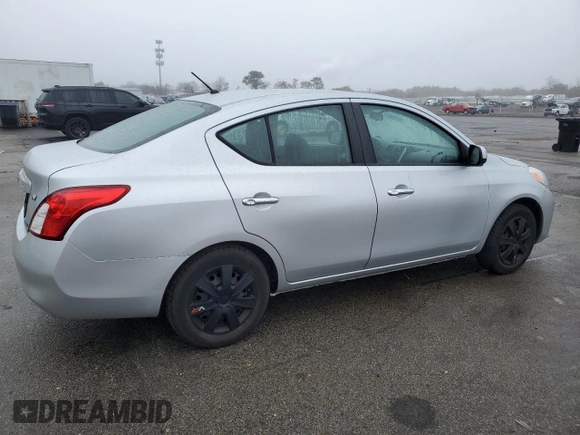 2012 Nissan Versa S z VIN 3N1CN7APXCL816002, wystawiony jako Copart lot #49552405 z przebiegiem 90 082 mil mil oraz Czysty tytuł • Clean title. Historia ofert i sprzedaży dostępna na DreamBid. Obrazek 3.
