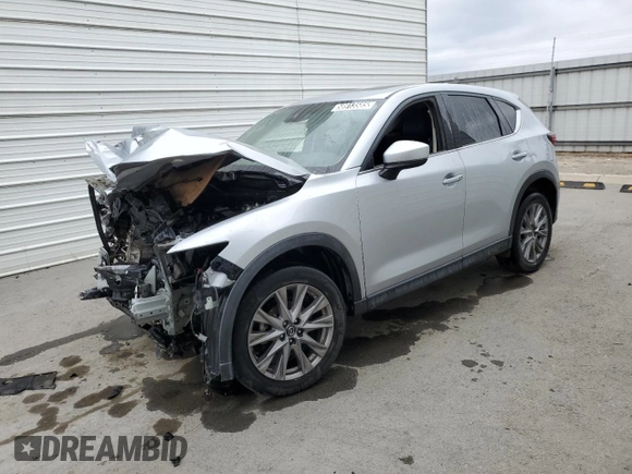 2021 Mazda CX-5 Grand Touring z VIN JM3KFADM7M1339081, wystawiony jako Copart lot #58913585 z przebiegiem Nie podano mil oraz Szkoda całkowita • Salvage title. Historia ofert i sprzedaży dostępna na DreamBid. Obrazek 1.