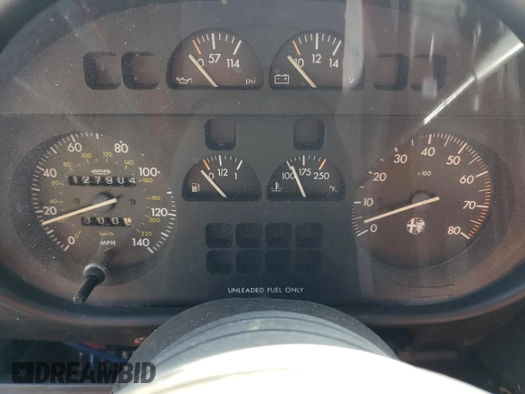 1983 Alfa Romeo Spider Veloce z VIN ZARBA541XD1016802, wystawiony jako Copart lot #51383595 z przebiegiem 127 904 mil mil oraz Czysty tytuł • Clean title. Historia ofert i sprzedaży dostępna na DreamBid. Obrazek 9.