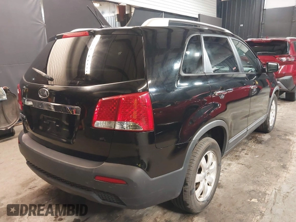 2013 Kia Sorento LX with VIN 5XYKT4A29DG338181, listed as a IAAI auction lot 41686858 with 147,629 mi miles. Bid and sale history available at carsss.com. Image 4.