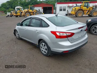 2013 Ford Focus SE z VIN 1FADP3F25DL113699, wystawiony jako IAAI lot #42308712 z przebiegiem 137 312 mil mil oraz . Historia ofert i sprzedaży dostępna na DreamBid. Obrazek 3.