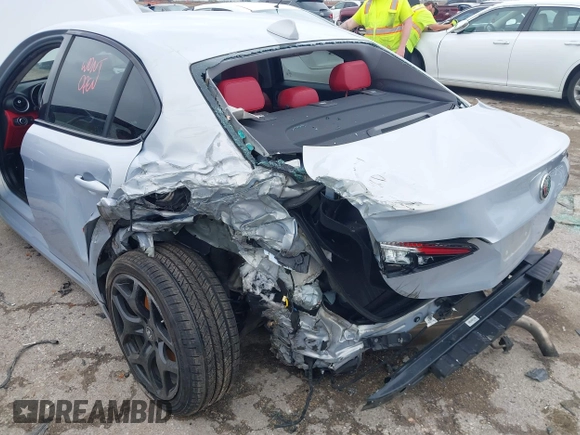 2021 Alfa Romeo Giulia z VIN ZARFAMAN6M7645490, wystawiony jako IAAI lot #42165037 z przebiegiem 57 701 mil mil oraz . Historia ofert i sprzedaży dostępna na DreamBid. Obrazek 6.