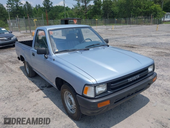 1990 Toyota Pickup z VIN JT4RN81R2L0043473, wystawiony jako IAAI lot #42410597 z przebiegiem 27 697 mil mil oraz . Historia ofert i sprzedaży dostępna na DreamBid. Obrazek 1.