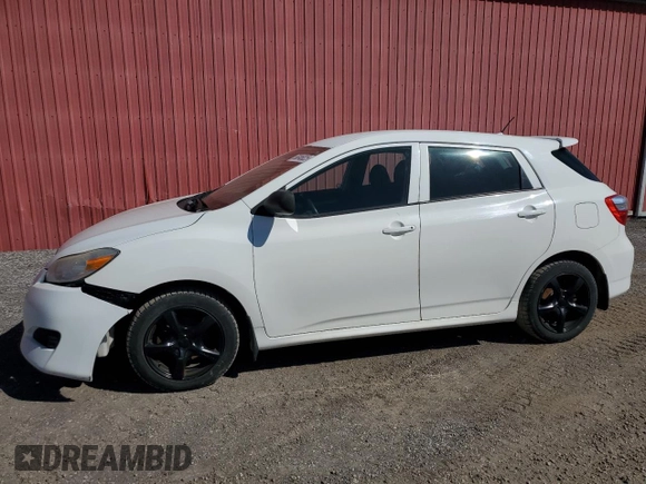 2009 Toyota Matrix z VIN 2T1KU40EX9C005404, wystawiony jako Copart lot #56346825 z przebiegiem 333 704 mil mil oraz Czysty tytuł • Clean title. Historia ofert i sprzedaży dostępna na DreamBid. Obrazek 1.