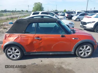 2005 MINI Convertible S z VIN WMWRH33525TF83816, wystawiony jako IAAI lot #42359592 z przebiegiem 137 013 mil mil oraz . Historia ofert i sprzedaży dostępna na DreamBid. Obrazek 13.