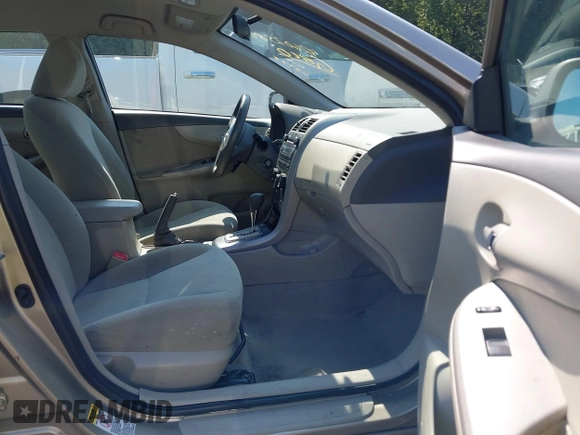 2010 Toyota Corolla z VIN 1NXBU4EE9AZ296778, wystawiony jako IAAI lot #42602580 z przebiegiem 128 873 mil mil oraz . Historia ofert i sprzedaży dostępna na DreamBid. Obrazek 5.