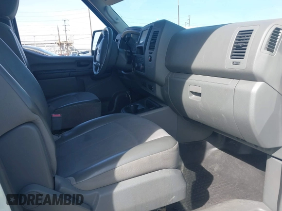 2020 Nissan NV Cargo SV z VIN 1N6BF0LY3LN811787, wystawiony jako IAAI lot #41826864 z przebiegiem 66 237 mil mil oraz . Historia ofert i sprzedaży dostępna na DreamBid. Obrazek 5.