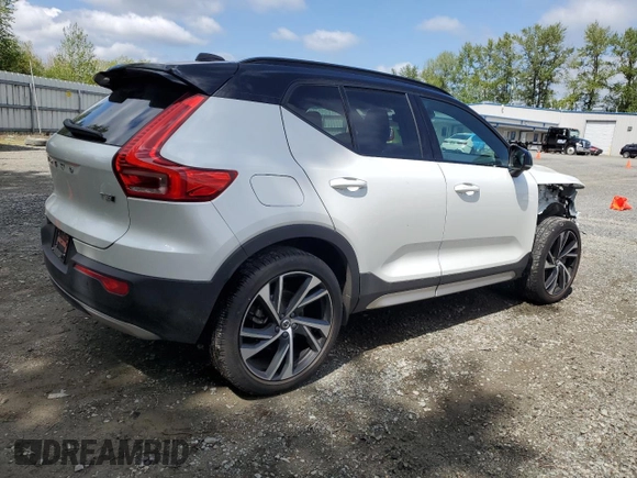 2021 Volvo XC40 R-Design with VIN YV4162UM5M2604744, listed as a Copart auction lot 53574615 with 17,993 mi miles and Salvage Title. Bid and sale history available at carsss.com. Image 3.