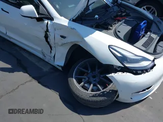 2021 Tesla Model 3 Standard Range Plus z VIN 5YJ3E1EA8MF100456, wystawiony jako IAAI lot #42100840 z przebiegiem 64 389 mil mil oraz . Historia ofert i sprzedaży dostępna na DreamBid. Obrazek 6.