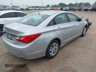 2013 Hyundai Sonata GLS z VIN 5NPEB4AC5DH571072, wystawiony jako IAAI lot #42518976 z przebiegiem 150 259 mil mil oraz . Historia ofert i sprzedaży dostępna na DreamBid. Obrazek 4.