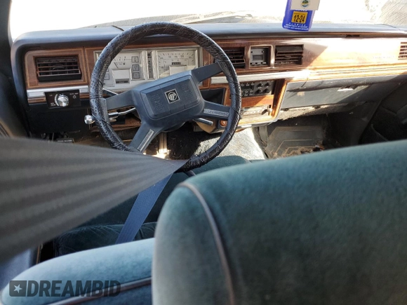 1988 Mercury Grand Marquis GS z VIN 2MEBM74F1JX664779, wystawiony jako Copart lot #76826594 z przebiegiem Nie podano mil oraz Szkody całkowita. Historia ofert i sprzedaży dostępna na DreamBid. Obrazek 8.