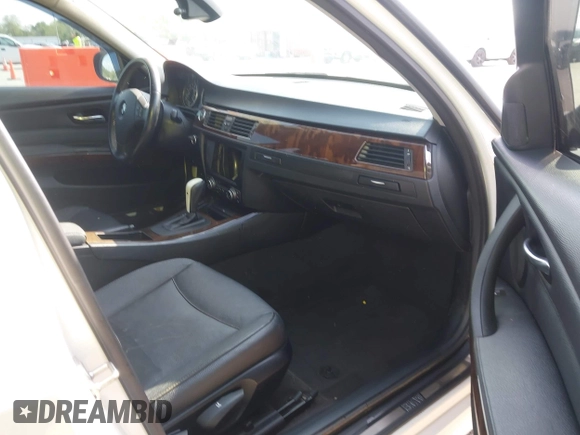2011 BMW 3 Series 328i xDrive z VIN WBAPK5C52BA661858, wystawiony jako IAAI lot #42074865 z przebiegiem 92 412 mil mil oraz . Historia ofert i sprzedaży dostępna na DreamBid. Obrazek 5.