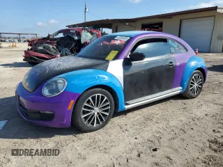 2014 Volkswagen Beetle Entry z VIN 3VWF17AT8EM655176, wystawiony jako Copart lot #42834105 z przebiegiem 156 826 mil mil oraz Czysty tytuł • Clean title. Historia ofert i sprzedaży dostępna na DreamBid. Obrazek 1.