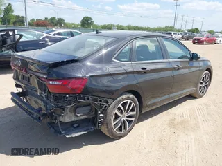 2025 Volkswagen Jetta SE z VIN 3VW7X7BU5SM016937, wystawiony jako IAAI lot #42416412 z przebiegiem 10 385 mil mil oraz . Historia ofert i sprzedaży dostępna na DreamBid. Obrazek 4.