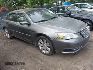 2013 Chrysler 200 Touring z VIN 1C3CCBBB5DN714654, wystawiony jako IAAI lot #42409300 z przebiegiem 177 498 mil mil oraz . Historia ofert i sprzedaży dostępna na DreamBid. Obrazek 1.