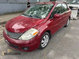 2007 Nissan Versa SL z VIN 3N1BC11E77L421553, wystawiony jako Copart lot #58802035 z przebiegiem 51 169 mil mil oraz Czysty tytuł • Clean title. Historia ofert i sprzedaży dostępna na DreamBid. Obrazek 1.
