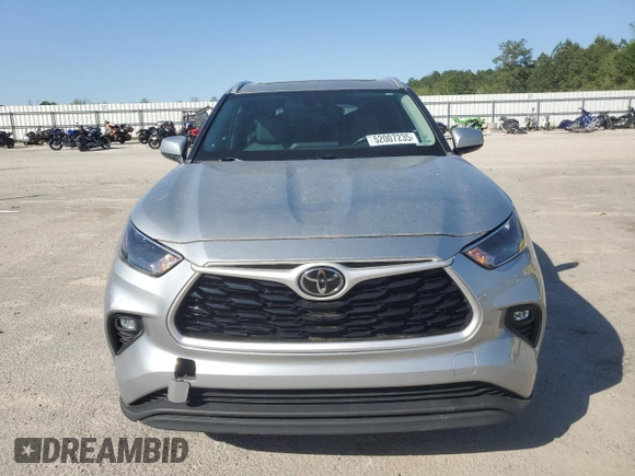 2022 Toyota Highlander XLE z VIN 5TDGZRBH8NS225766, wystawiony jako Copart lot #52007235 z przebiegiem 88 505 mil mil oraz Czysty tytuł • Clean title. Historia ofert i sprzedaży dostępna na DreamBid. Obrazek 5.