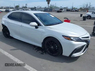 2022 Toyota Camry Hybrid XSE z VIN 4T1K31AK3NU036055, wystawiony jako IAAI lot #41934992 z przebiegiem 118 816 mil mil oraz . Historia ofert i sprzedaży dostępna na DreamBid. Obrazek 1.