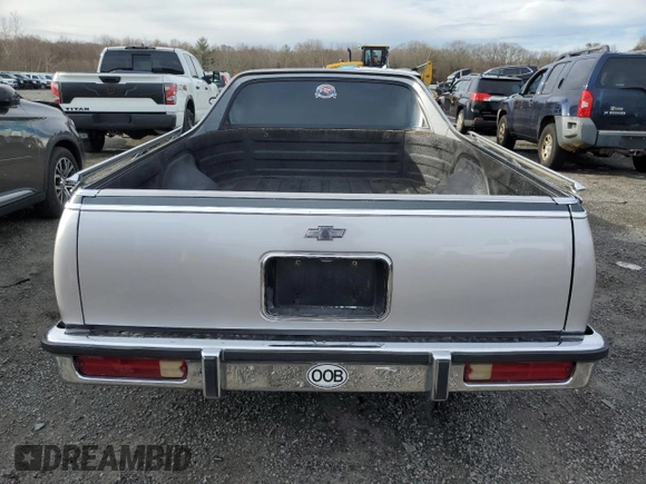 1985 Chevrolet El Camino z VIN 3GCCW80H0FS917778, wystawiony jako Copart lot #48815225 z przebiegiem Nie podano mil oraz Czysty tytuł • Clean title. Historia ofert i sprzedaży dostępna na DreamBid. Obrazek 6.