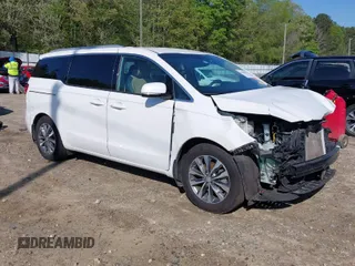2017 Kia Sedona SX with VIN KNDMC5C12H6329656, listed as a IAAI auction lot 41980895 with 111,318 mi miles. Bid and sale history available at carsss.com. Image 1.