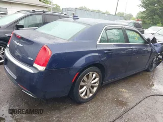 2016 Chrysler 300 Limited z VIN 2C3CCARG5GH334805, wystawiony jako IAAI lot #42355710 z przebiegiem 43 890 mil mil oraz . Historia ofert i sprzedaży dostępna na DreamBid. Obrazek 4.