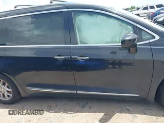 2020 Chrysler Pacifica Touring L with VIN 2C4RC1BG6LR173126, listed as a IAAI auction lot 42517961 with 75,014 mi miles and . Bid and sale history available at DreamBid. Image 14.