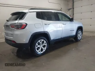 2024 Jeep Compass Latitude z VIN 3C4NJDBN5RT116961, wystawiony jako IAAI lot #42661118 z przebiegiem 24 175 mil mil oraz . Historia ofert i sprzedaży dostępna na DreamBid. Obrazek 4.