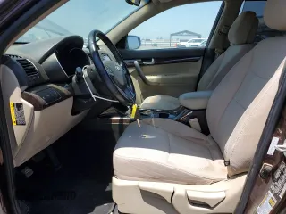 2014 Kia Sorento LX z VIN 5XYKT4A63EG434490, wystawiony jako Copart lot #57361795 z przebiegiem 146 278 mil mil oraz Czysty tytuł • Clean title. Historia ofert i sprzedaży dostępna na DreamBid. Obrazek 7.