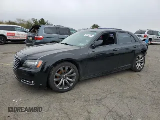 2014 Chrysler 300 S z VIN 2C3CCABG7EH352133, wystawiony jako Copart lot #52975135 z przebiegiem 121 096 mil mil oraz Szkoda całkowita • Salvage title. Historia ofert i sprzedaży dostępna na DreamBid. Obrazek 1.