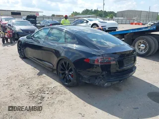 2017 Tesla Model S 100D z VIN 5YJSA1E45HF198921, wystawiony jako IAAI lot #42378026 z przebiegiem 104 967 mil mil oraz . Historia ofert i sprzedaży dostępna na DreamBid. Obrazek 3.