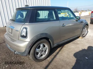2010 MINI Hardtop z VIN WMWMF3C56ATZ65113, wystawiony jako IAAI lot #40968121 z przebiegiem 124 066 mil mil oraz . Historia ofert i sprzedaży dostępna na DreamBid. Obrazek 4.