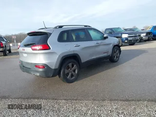 2017 Jeep Cherokee Latitude z VIN 1C4PJMCB0HW509286, wystawiony jako IAAI lot #41382394 z przebiegiem 96 562 mil mil oraz . Historia ofert i sprzedaży dostępna na DreamBid. Obrazek 4.