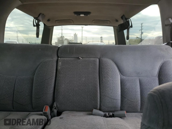 1996 Chevrolet Suburban with VIN 3GNEC16R5TG149147, listed as a Copart auction lot 84827204 with 320,305 mi miles and Salvage title. Bid and sale history available at DreamBid. Image 10.