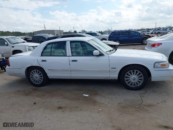 2009 Mercury Grand Marquis LS with VIN 2MEHM75V39X622111, listed as a IAAI auction lot 41509576 with 197,552 mi miles. Bid and sale history available at carsss.com. Image 13.
