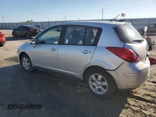 2009 Nissan Versa S z VIN 3N1BC13E89L408407, wystawiony jako Copart lot #49131445 z przebiegiem 116 707 mil mil oraz Szkoda całkowita • Salvage title. Historia ofert i sprzedaży dostępna na DreamBid. Obrazek 2.