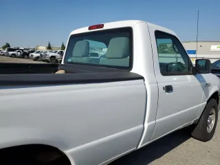 2010 Ford Ranger XL z VIN 1FTKR1AE9APA72483, wystawiony jako Copart lot #52352595 z przebiegiem 125 034 mil mil oraz Czysty tytuł • Clean title. Historia ofert i sprzedaży dostępna na DreamBid. Obrazek 10.