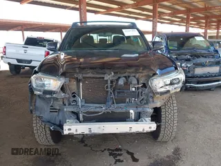 2017 Toyota Tacoma SR5 z VIN 3TMCZ5AN0HM110825, wystawiony jako IAAI lot #42297408 z przebiegiem 126 769 mil mil oraz . Historia ofert i sprzedaży dostępna na DreamBid. Obrazek 12.
