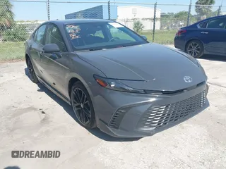 2025 Toyota Camry LE z VIN 4T1DAACKXSU060912, wystawiony jako IAAI lot #42289241 z przebiegiem 16 990 mil mil oraz . Historia ofert i sprzedaży dostępna na DreamBid. Obrazek 1.