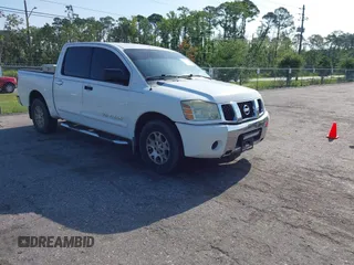 2006 Nissan Titan XE z VIN 1N6BA07A36N563668, wystawiony jako IAAI lot #42479391 z przebiegiem 256 431 mil mil oraz . Historia ofert i sprzedaży dostępna na DreamBid. Obrazek 1.