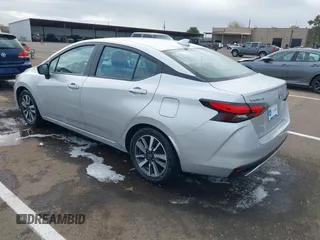2023 Nissan Versa SV z VIN 3N1CN8EV2PL851282, wystawiony jako IAAI lot #41904319 z przebiegiem 41 651 mil mil oraz . Historia ofert i sprzedaży dostępna na DreamBid. Obrazek 3.