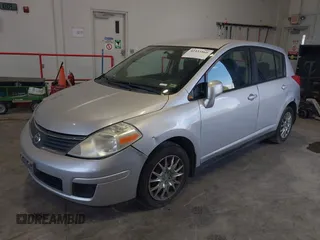 2008 Nissan Versa S z VIN 3N1BC13E68L395932, wystawiony jako IAAI lot #42333560 z przebiegiem 231 010 mil mil oraz . Historia ofert i sprzedaży dostępna na DreamBid. Obrazek 2.