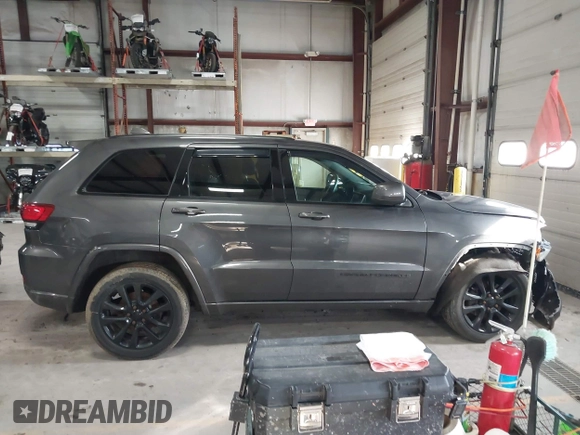 2018 Jeep Grand Cherokee Laredo E with VIN 1C4RJFAG5JC343101, listed as a IAAI auction lot 41211158 with 105,886 mi miles. Bid and sale history available at carsss.com. Image 13.