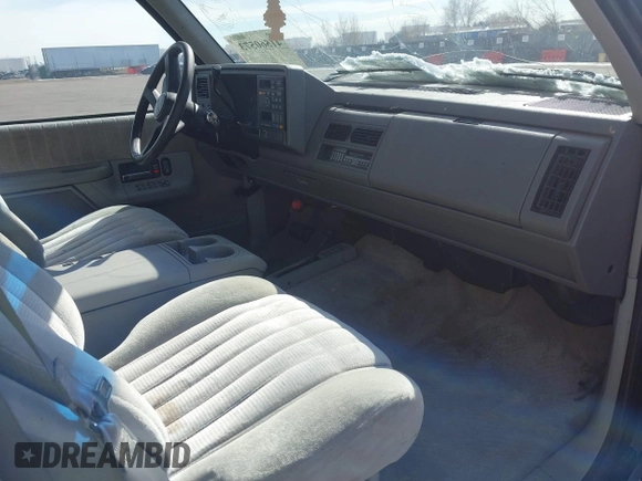 1993 GMC Suburban с VIN 1GKFK16K2PJ710108, выставлен на аукционе IAAI как лот 41560573 с пробегом 232 246 миль миль и . История ставок и продаж доступна на DreamBid. Изображение 5.