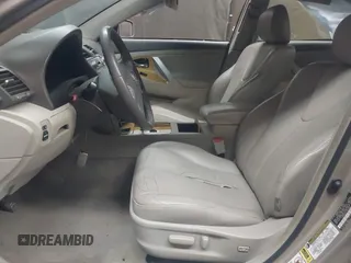 2007 Toyota Camry LE z VIN 4T1BK46K27U006559, wystawiony jako IAAI lot #42250629 z przebiegiem 175 389 mil mil oraz . Historia ofert i sprzedaży dostępna na DreamBid. Obrazek 5.
