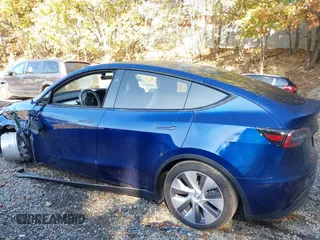 2024 Tesla Model Y Long Range with VIN 7SAYGDEE1RA266328, listed as a IAAI auction lot 40610351 with 13,573 mi miles. Bid and sale history available at carsss.com. Image 15.