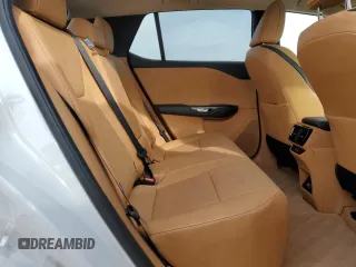 2024 Lexus RZ 450e Premium z VIN JTJAAAAB8RA023618, wystawiony jako Copart lot #43230375 z przebiegiem 8307 mil mil oraz Szkody całkowita. Historia ofert i sprzedaży dostępna na DreamBid. Obrazek 10.