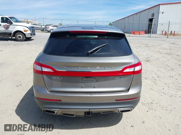 2017 Lincoln MKX Reserve z VIN 2LMPJ8LR4HBL41092, wystawiony jako IAAI lot #41815783 z przebiegiem 104 578 mil mil oraz . Historia ofert i sprzedaży dostępna na DreamBid. Obrazek 16.