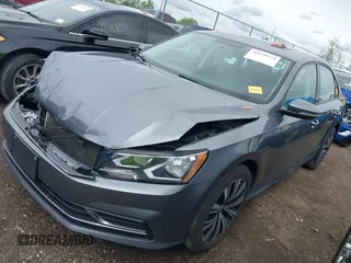 2019 Volkswagen Passat Wolfsburg Edition z VIN 1VWLA7A30KC010294, wystawiony jako IAAI lot #42159974 z przebiegiem 86 303 mil mil oraz . Historia ofert i sprzedaży dostępna na DreamBid. Obrazek 18.