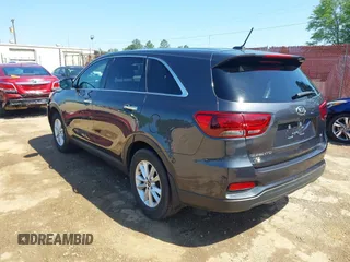 2019 Kia Sorento LX z VIN 5XYPG4A35KG529645, wystawiony jako IAAI lot #41995339 z przebiegiem 106 827 mil mil oraz . Historia ofert i sprzedaży dostępna na DreamBid. Obrazek 3.